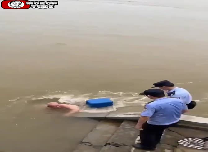 Video :A guy in a river is not saved by two uninspired police officers